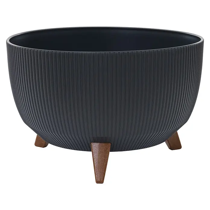 Siena Garden Pflanztopf OSLO STRIPE - Anthrazit, Kunststoff, Außenmaß (Ø x H): 40 x 25 cm - Dunkelgraues geripptes Pflanzgefäß mit drei braunen Holzfüßen.