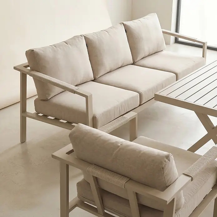 Kactus republic Conjunto de muebles Ímola - 5 pzs., Aluminio/Olefina, Champagne - Conjunto lounge exterior beige claro con estructuras metálicas, cojines mullidos y reposabrazos con cuerda.