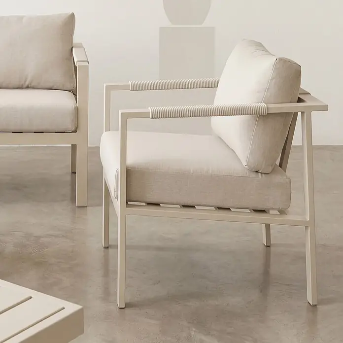 Kactus republic Conjunto de muebles Ímola - 5 pzs., Aluminio/Olefina, Champagne - Sillón de exterior beige claro con cojines de tela y reposabrazos acanalados, parte de un conjunto de patio moderno.