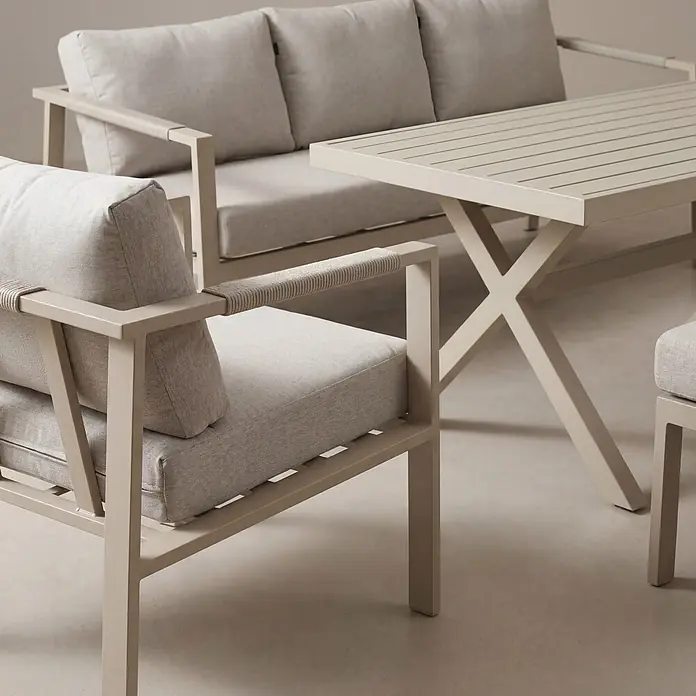 Kactus republic Conjunto de muebles Ímola - 5 pzs., Aluminio/Olefina, Champagne - Conjunto de salón exterior beige claro: sofá, sillón con reposabrazos de cuerda trenzada y mesa de lamas con base en X.