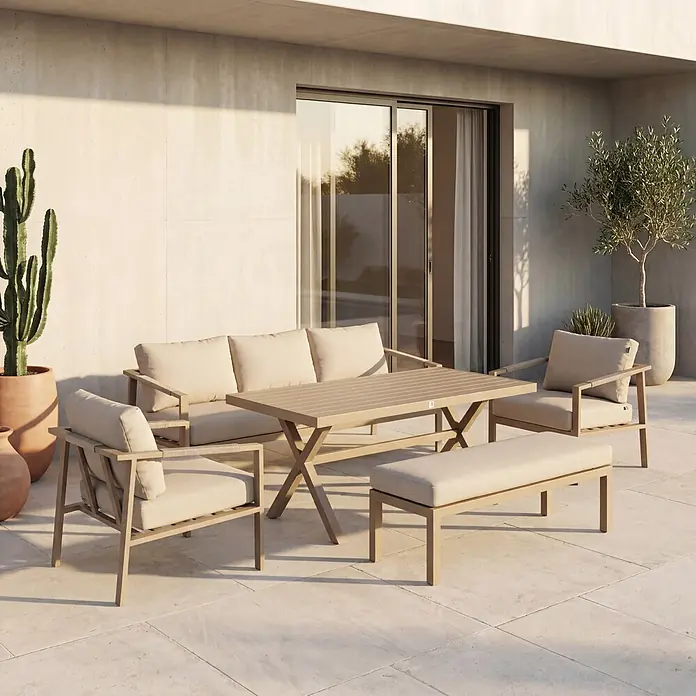 Kactus republic Conjunto de muebles Ímola - 5 pzs., Aluminio/Olefina, Champagne - Conjunto moderno de comedor y salón de exterior de madera clara con cojines beige en un patio soleado.