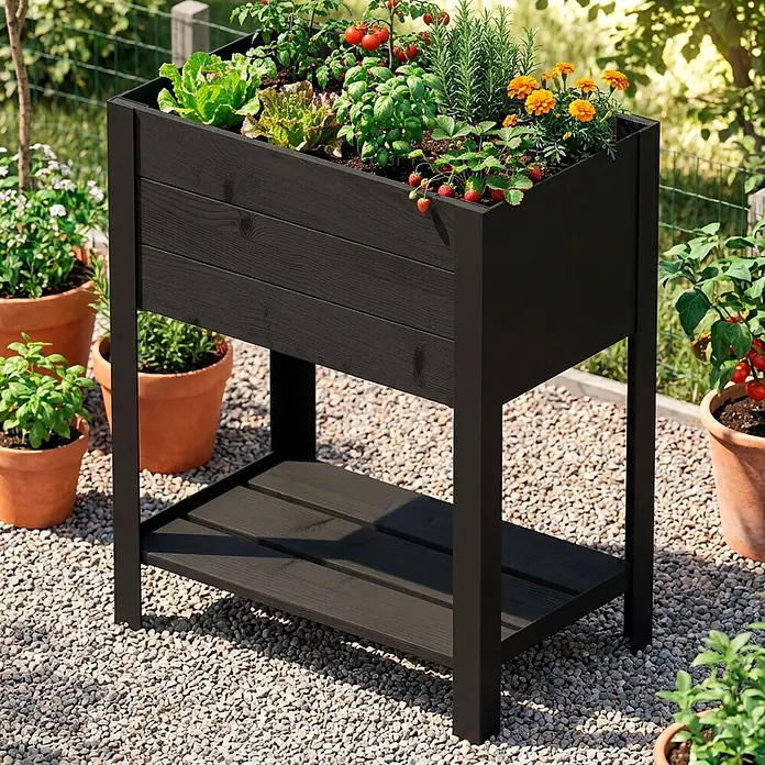 Upyard Hochbeet Hoch - 58 x 36 x 72 cm, Holz, Schwarz - Schwarzes Hochbeet aus Holz mit Ablage, bepflanzt mit Gemüse und Kräutern in einem Garten.