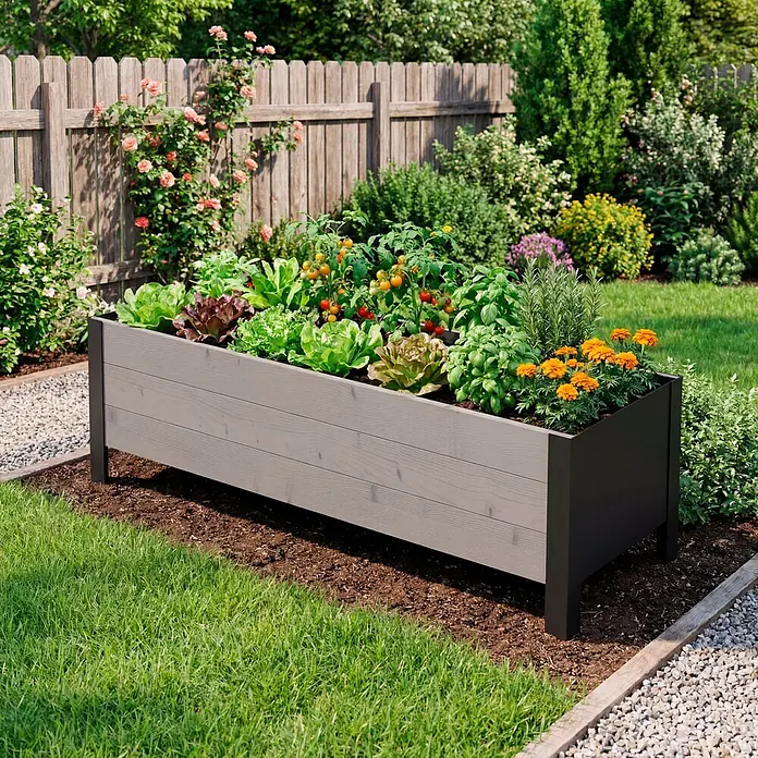 Upyard Pflanzkasten Modernbox niedrig - 118 x 36 x 32 cm, Holz, Grau/Schwarz - Graues Holz-Hochbeet mit schwarzem Rahmen, gefüllt mit Gemüse, Kräutern und Blumen in einem Garten.