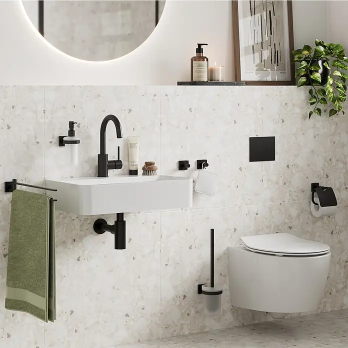 Camargue Befestigungskit - Kleben, 6 g - Modernes Bad mit mattschwarzen Armaturen: Wasserhahn, Wandwaschbecken, Toilette und passendem Zubehör, mit grünem Handtuch.