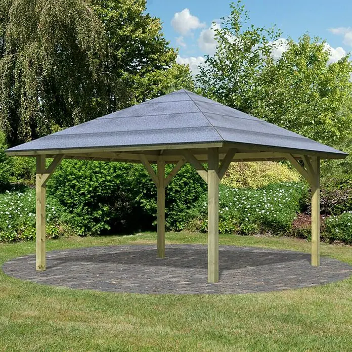 Karibu Pavillon Holm 1 - 431 x 431 cm, Schiefergrau, Natur - Eine freistehende, quadratische Gartenlaube mit einem grauen Dach und Holzpfosten, die im Garten auf einem gepflasterten Bereich steht.