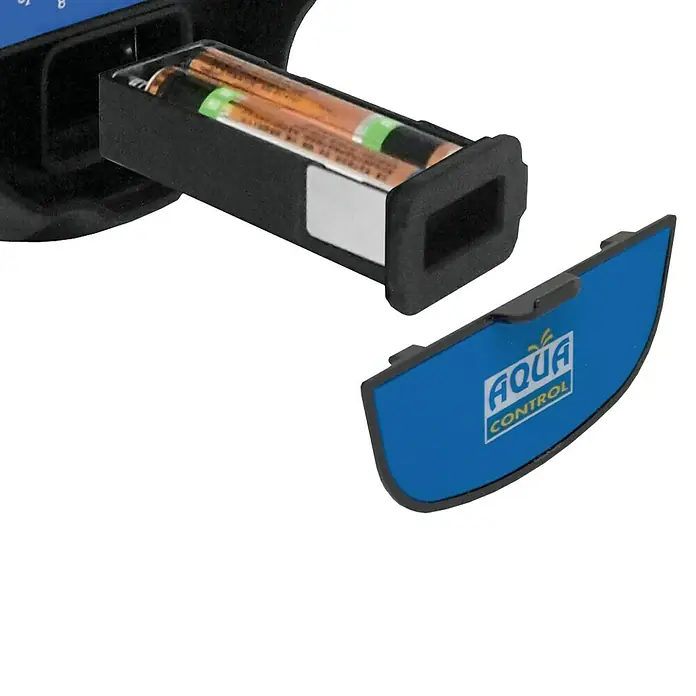 Altadex Programador de riego Aquacontrol Micro - Tiempo de riego: 1 min - 2 h - Dispositivo negro con dos pilas naranjas siendo insertadas en su compartimento, junto a una tapa azul separada con el logotipo 'AQUA CONTROL'.