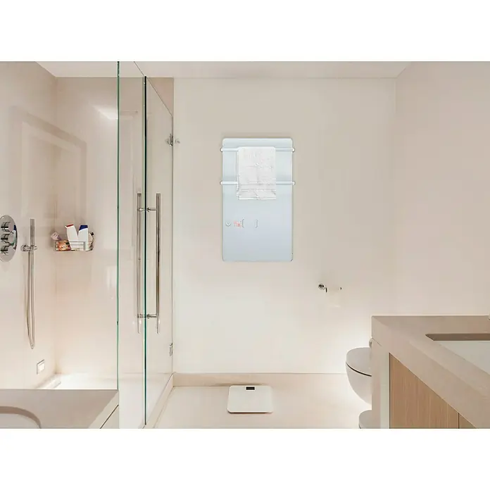 Purline Radiador toallero Zafir V2000T - An x Al: 46 x 80 cm, Blanco - Baño moderno con un toallero blanco montado en la pared, asegurando toallas cálidas y secas.