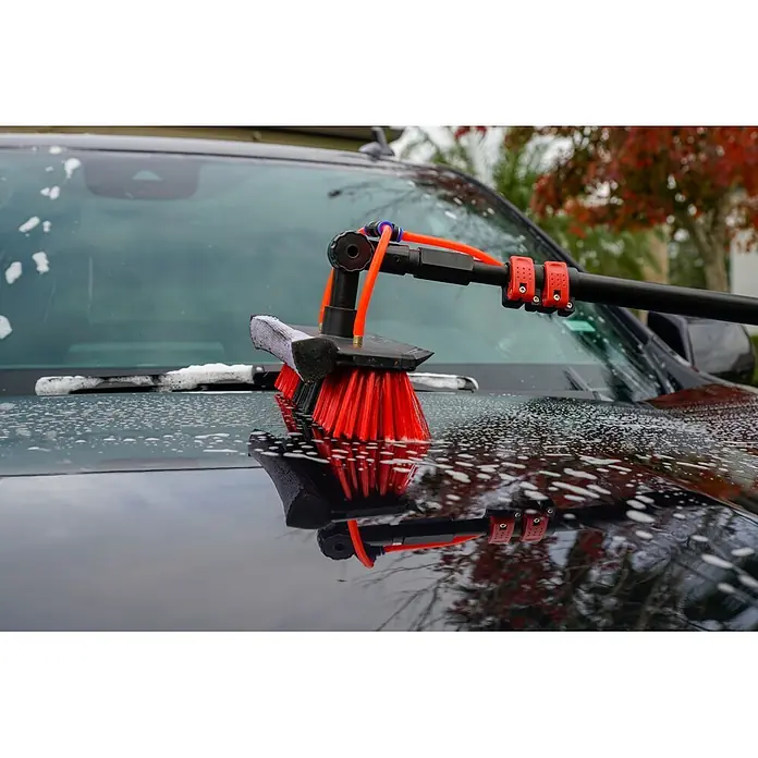 Starlyf Reinigungsbürste Hydrocleaner - Länge Stiel: 4,6 m, Kunststoff, Aluminium - Rotborstige Autowaschbürste mit orangefarbenem Schlauch, trägt Seife auf Motorhaube und Windschutzscheibe auf.