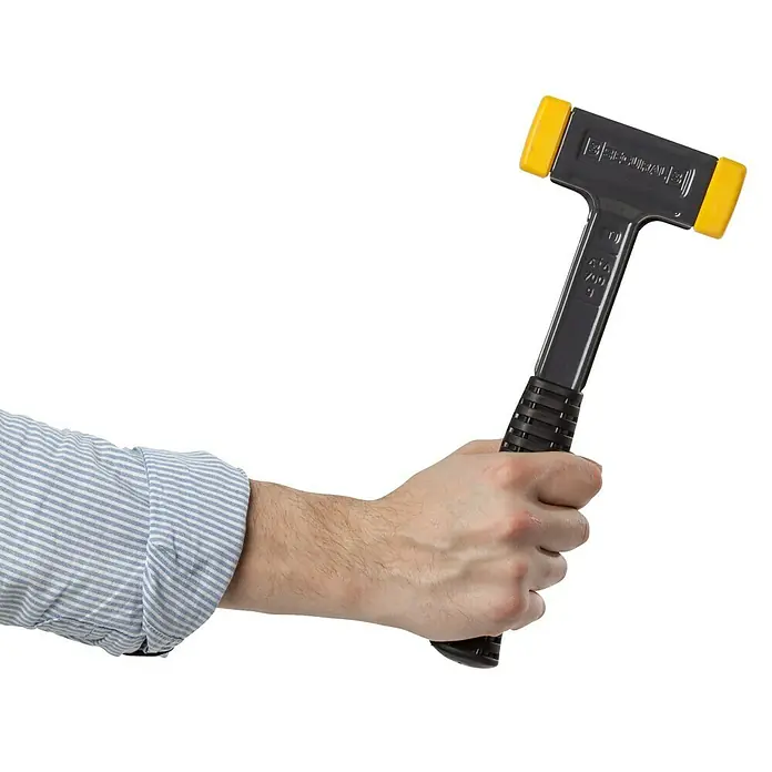 Halder Secural Schonhammer - Maße Kopf: 30 x 40 mm, Mittelhart - Ein Mann hält einen schwarzen Hammer mit gelben Schlagflächen. Werkzeug für Heimwerker und professionelle Handwerker.
