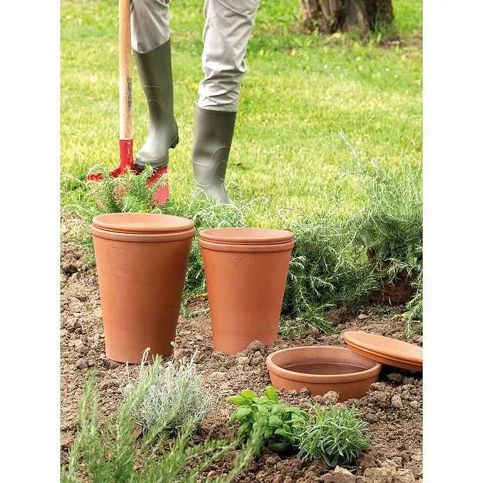 Deroma Topf Bewässerungskegel Aquado - Braun, 35 cm, Terracotta - Terrakotta-Bewässerungstöpfe und eine Schale mit Deckel im Garten, zur Pflanzenbewässerung im Einsatz.