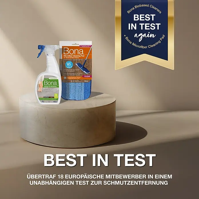 Bona Fliesen- & Laminatreiniger für Hartböden - 1 l, Flasche mit Sprühpistole - Bona Hartbodenreiniger Spray und ein blaues Mikrofaser-Reinigungspad, als „Testsieger“ hervorgehoben.