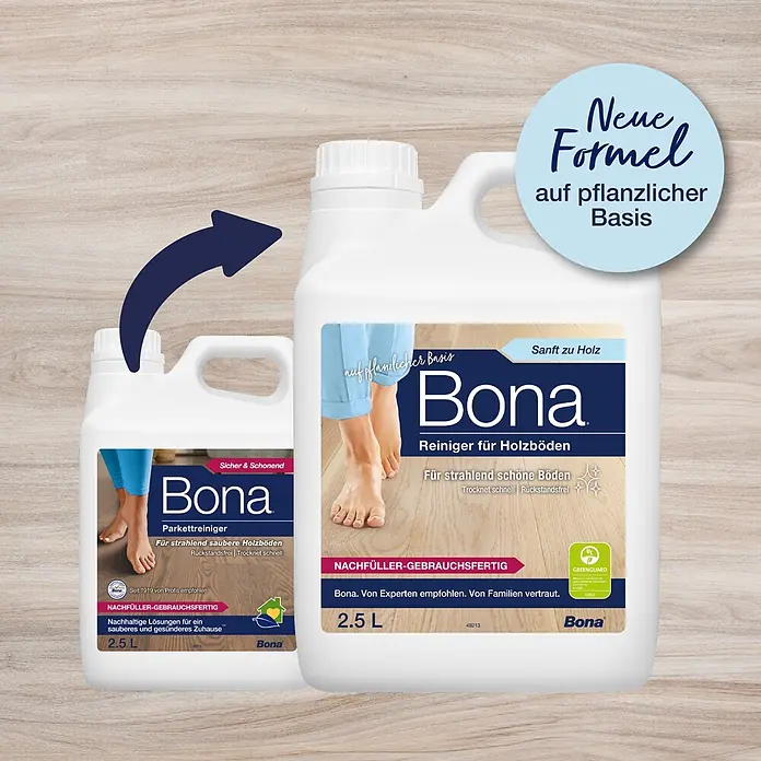 Bona Parkettreiniger - 2,5 l, Nachfüllkanister - Zwei weiße Bona Holzbodenreinigerflaschen, eine größere und eine kleinere Nachfüllflasche, mit neuer pflanzlicher Formel, auf Holzboden.