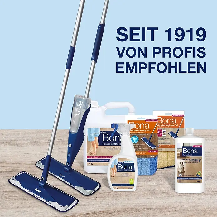 Bona Parkettreiniger - 4 l, Nachfüllkanister - Bona Bodenreinigungsset: zwei blaue Wischmopps, weiße Flaschen Reiniger und Politur, sowie Mikrofaserpads auf hellem Holzboden.