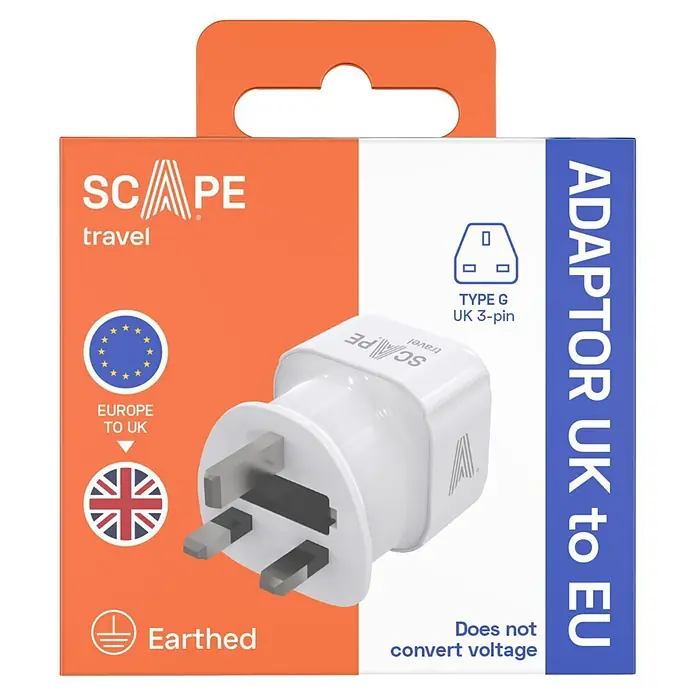 Scape Adaptador de viaje schuko UK - Blanco - Adaptador de viaje SCAPE blanco con enchufes de 3 pines del Reino Unido para dispositivos europeos, en embalaje naranja y blanco.