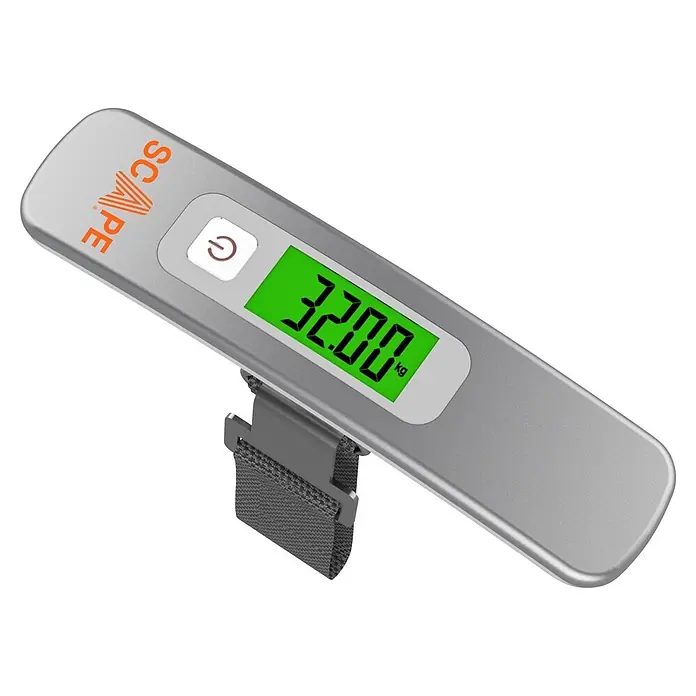 Scape Báscula digital de cocina - Capacidad de carga hasta 50 kg - Báscula digital de equipaje plateada con pantalla verde (32,00 kg) y correa gris oscuro, con el logo 'SCAPE'.