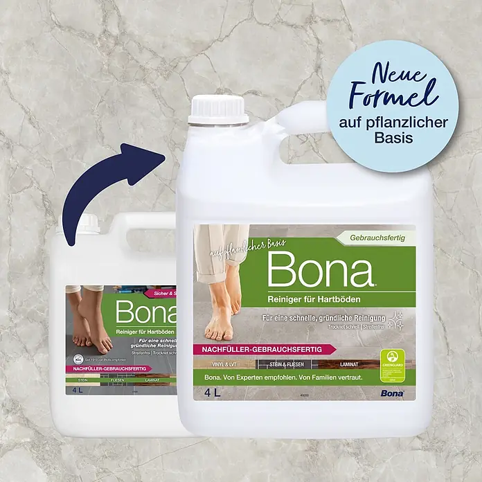 Bona Fliesen- & Laminatreiniger für Hartböden - 4 l, Nachfüllkanister - Zwei weiße Bona Hartbodenreiniger-Kanister (4L) mit neuer pflanzlicher Formel, ein großer und ein kleinerer, auf einem hellen Marmorboden.