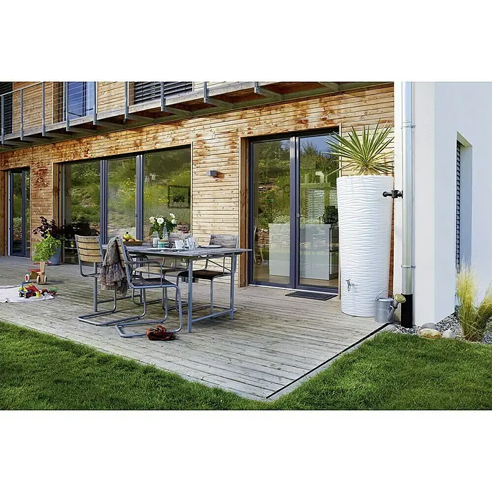 Garantia Modern Line Regenspeicher Natura 2 in 1 - 350 l, Arctic - Wassertank mit wellenförmiger Oberfläche neben einem modernen Haus mit Holzverkleidung und Terrasse, zur Gartenbewässerung.