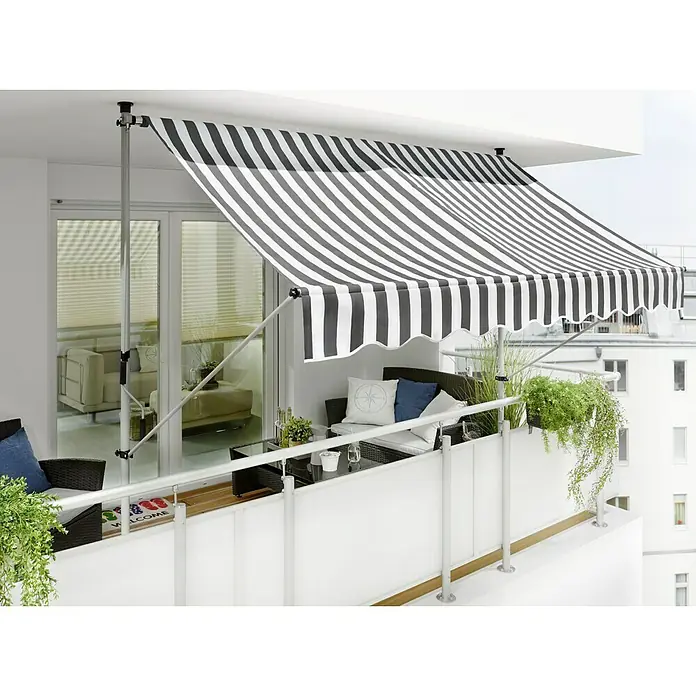 Sunfun Klemmmarkise - Grau/Weiß, Breite: 3 m, Ausfall: 1,3 m - Balkon mit einer schwarz-weiß gestreiften Markise, die Schatten spendet und den Außenbereich aufwertet.