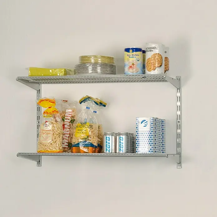 Element System Classic Regal-Set Storage - L x B x H: 33,2 x 82,8 x 49,6 cm, Rastermaß: 50 mm, Traglast Einlegeboden: 20 kg, Weiß/Aluminium - Zwei Regale an einer weißen Wand sind mit verschiedenen Lebensmitteln wie Nudeln, Reiswaffeln und Getränken gefüllt.