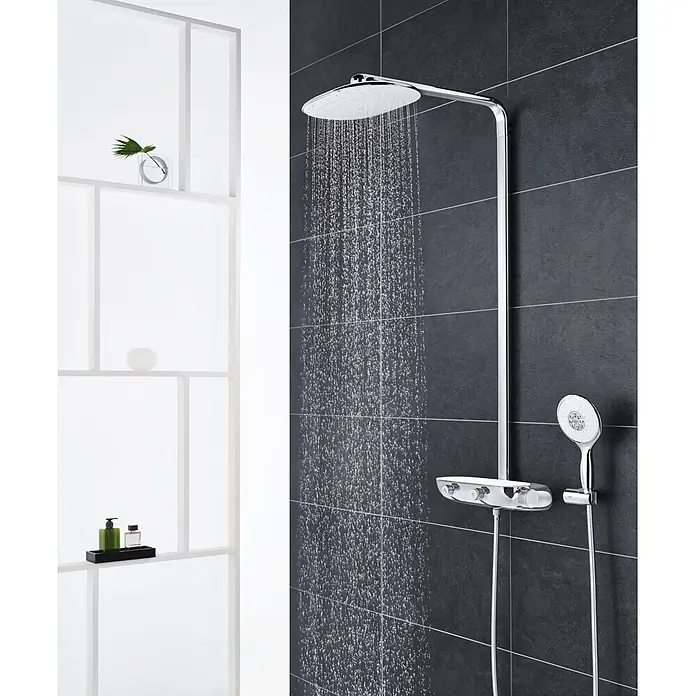 Grohe Rainshower SmartControl Sistema de ducha - Con grifería termostática, Distancia entre orificios: 100,6 cm, Número de tipos de chorro: 1 ud., Cromo, Moon White - Sistema de ducha cromado con rociador y teleducha, agua corriendo, en pared de azulejos oscuros.