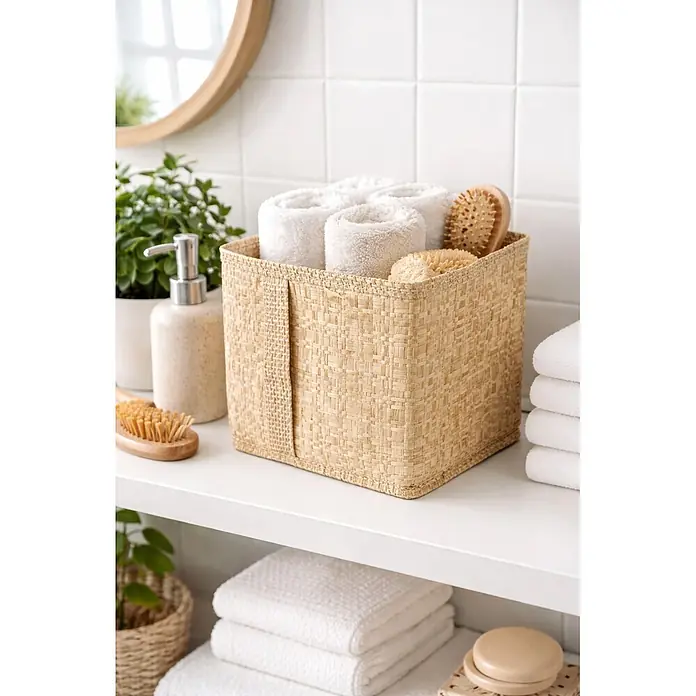 Deblanch Cesta para el baño - L x An x Al: 16 x 15 x 22 cm, Polipropileno, Beige - Cesta de almacenamiento tejida de color marrón claro con toallas blancas enrolladas y cepillos corporales en un estante de baño.