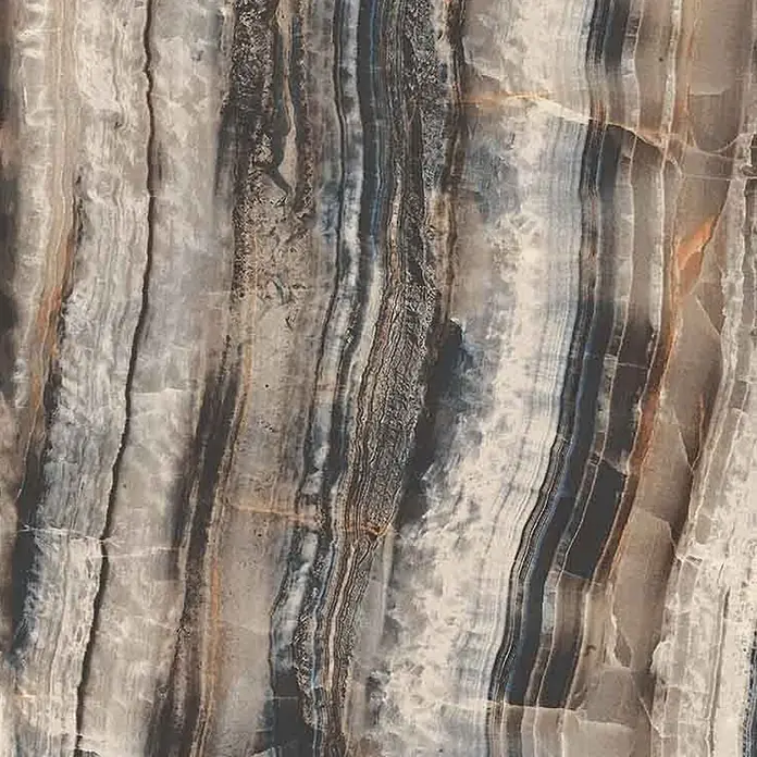 Feinsteinzeugfliese Rainbow - 60 x 120 cm, Dark, Glänzend - Natursteinmuster mit vertikalen grauen, schwarzen, weißen und braunen Bändern.