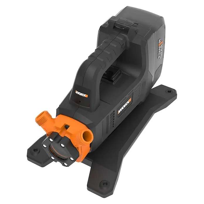 Worx PowerShare 20V Akku-Klarwasserpumpe - 20 V, Ohne Akku, Max. Fördermenge: 1.300 l/h - Schwarze und orangefarbene Worx tragbare Wasserpumpe mit Gewindedüsen und klarer Frontabdeckung auf einem schwarzen Sockel.