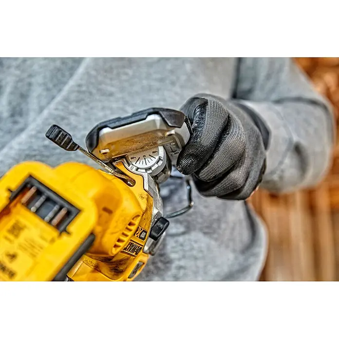 DeWalt XR 18V Sierra de calar de batería DCS334N-XJ - 18 V, Sin batería, 3.200 /min - Mano enguantada ajustando una sierra de calar DeWalt amarilla y negra con dial de bisel visible.