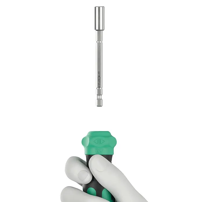 Wera Schraubendreher-Set Kompakt 27 - 7 -tlg. - Behandschuhte Hand hält einen grün-schwarzen Schraubendrehergriff. Ein metallischer Bithalter mit 'ok/nicht ok'-Anzeige schwebt darüber.