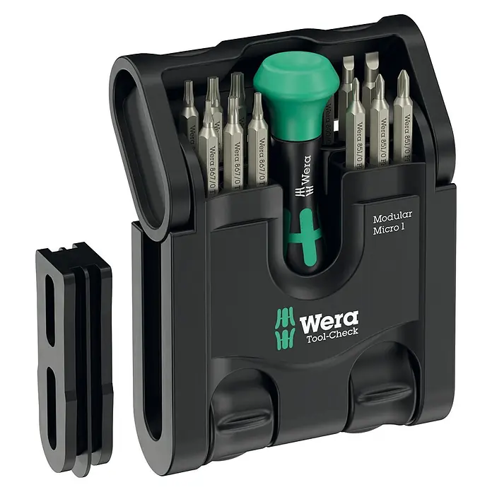 Wera Micro-Bit-Set Tool-Check - 21 -tlg. - Schwarzes Wera Modular Micro 1 Schraubendreher-Set mit grünem Griff und verschiedenen Bits in offener Hülle, plus separatem schwarzem Modul.