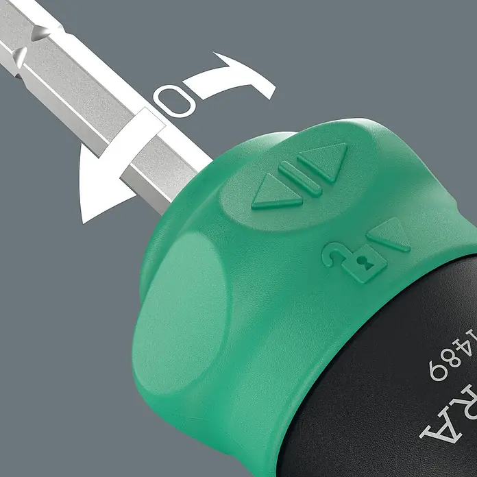 Wera Schraubendreher-Set Kompakt 27 - 7 -tlg. - Nahaufnahme eines grün-schwarzen Ratschen-Schraubendrehergriffs mit silbernem Sechskantbit. Weiße Pfeile zeigen Drehrichtungen und Bit-Entriegelung.