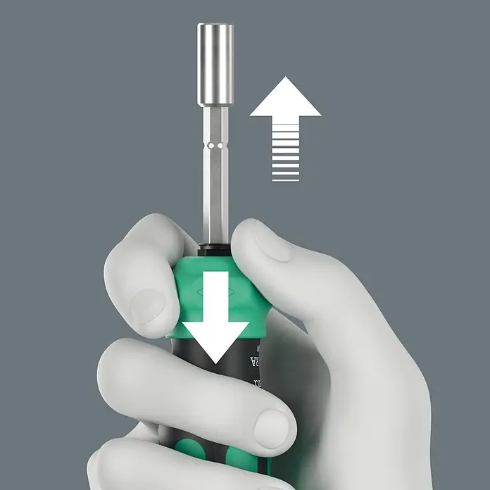 Wera Schraubendreher-Set Kompakt 27 - 7 -tlg. - Hand hält grün/schwarzen Schraubendreher mit silbernem Sechskant-Bit. Pfeile zeigen Schnellwechselmechanismus an.