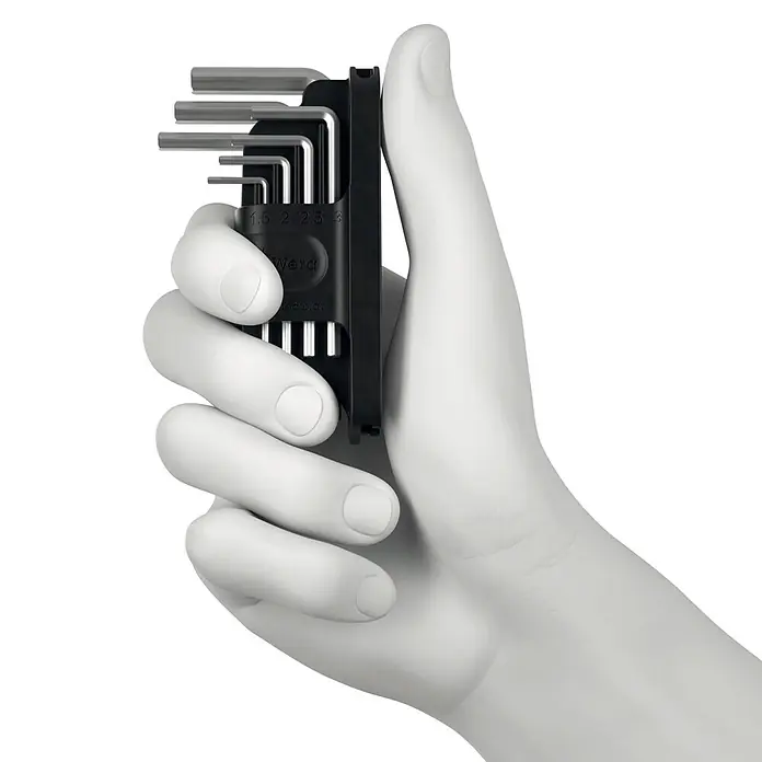 Wera Winkelschlüssel-Set Tool-Check Hex-Plus 1 - 8 -tlg. - Eine Hand hält einen schwarzen Kunststoffhalter mit einem Satz silberner Inbusschlüssel.