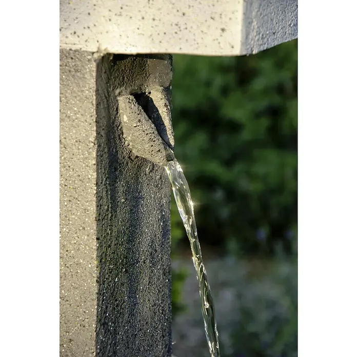 Dobar Gartenbrunnen - 40,5 x 21,5 x 90,5 cm, Kunststoff, Grau - Nahaufnahme eines Wasserhahns aus Stein mit klarem Wasser, das in einem Garten fließt.