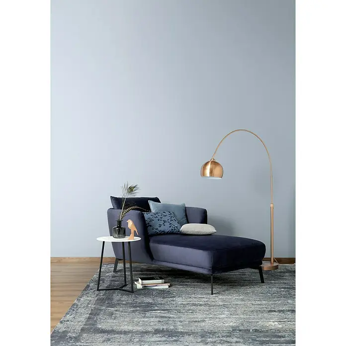 SCHÖNER WOHNEN-Farbe Wandfarbe Designfarbe - Klares Eisblau, Matt, 2,5 l, Konservierungsmittelfrei - Elegante, marineblaue Chaiselongue mit Zierkissen, akzentuiert durch eine goldene Bogenlampe und einen stilvollen Beistelltisch.