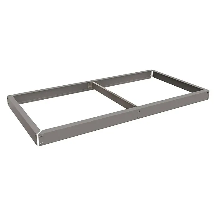 Simonrack Ecoforte Estante adicional sin bandejas - Al x An x Pr: 6,5 x 150 x 60 cm, Galvanizado - Un marco de cama gris, parcialmente ensamblado, muestra su robusta construcción y su diseño moderno.
