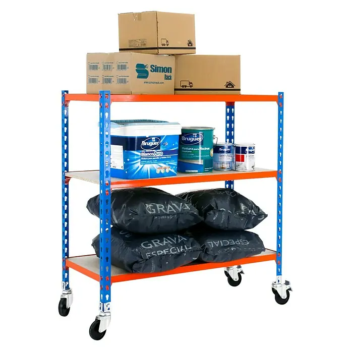 Simonrack Maderclick Estantería metálica Mobile Superplus - Al x An x Pr: 90 x 110 x 50 cm, Número de baldas: 3 ud., Inserción, Azul/Naranja - Foto de una estantería de almacenamiento rodante con tres estantes llenos de latas de pintura, sacos de arena y cajas de cartón.