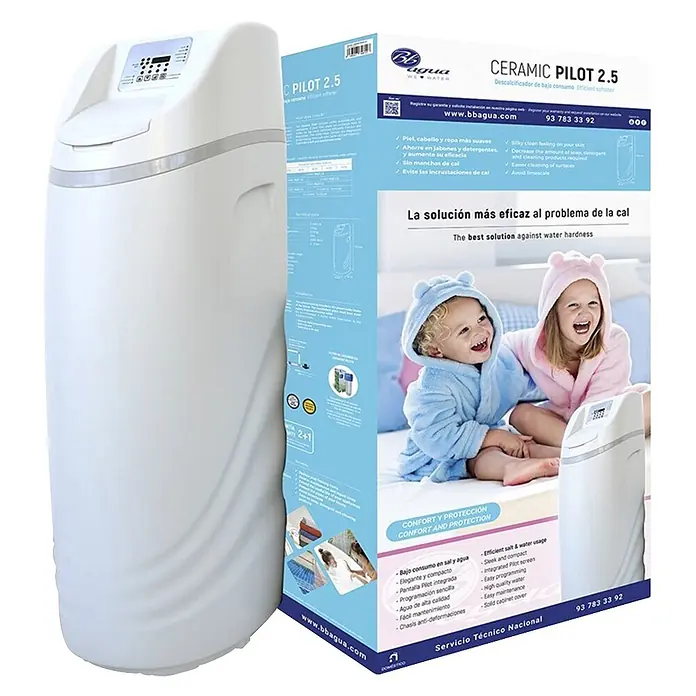 Bb agua Descalcificador de agua Ceramic Pilot 2.5 - 2.500 l/h, Capacidad/Consumo de sal: 3,75 kg - Descalcificador de agua doméstico blanco con pantalla LCD, junto a su embalaje publicitario.
