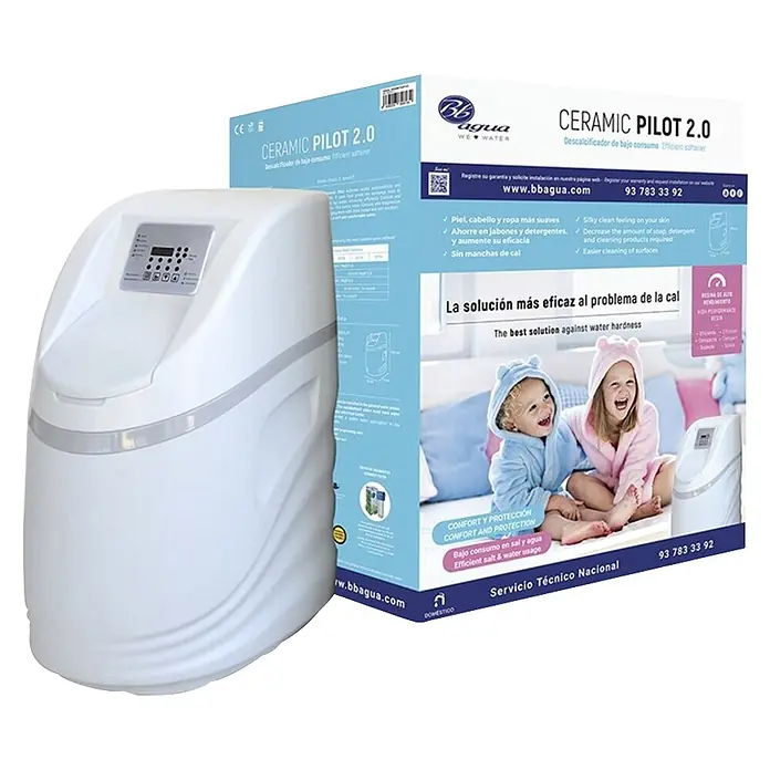 Bb agua Descalcificador de agua Ceramic Pilot 2.0 - 2.000 l/h, Capacidad/Consumo de sal: 1,8 kg - Descalcificador de agua blanco con panel de control, junto a su caja de producto azul claro.