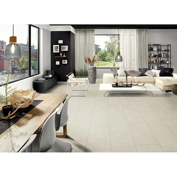 b!design Vinylboden SPC - Chiasso, Fliese, 800 x 400 x 5 mm - Helle, beige rechteckige Bodenfliesen in einem geräumigen, modernen Wohn- und Essbereich verlegt.