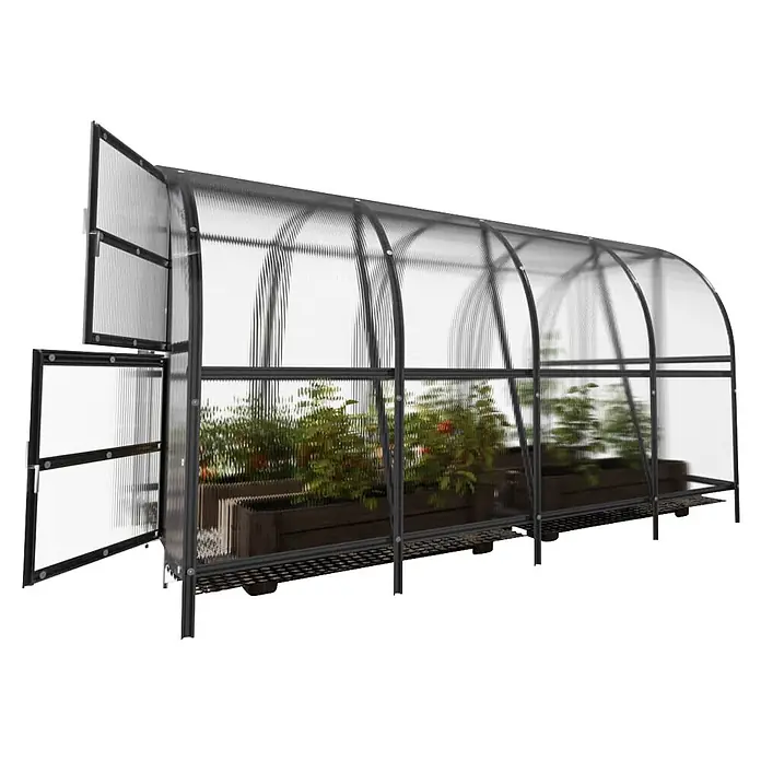 Klasika Greenhouses Gewächshaus Baltic Lt Klasika - Außenmaß inkl. Dachüberstand (B x T): 300 x 400 cm, Material Seitenwand: Kunststoff, 4 mm, Silbergrau - Ein längliches, transparentes Tunnelgewächshaus mit dunklem Metallrahmen, offener Tür und Pflanzen in Holzkästen.