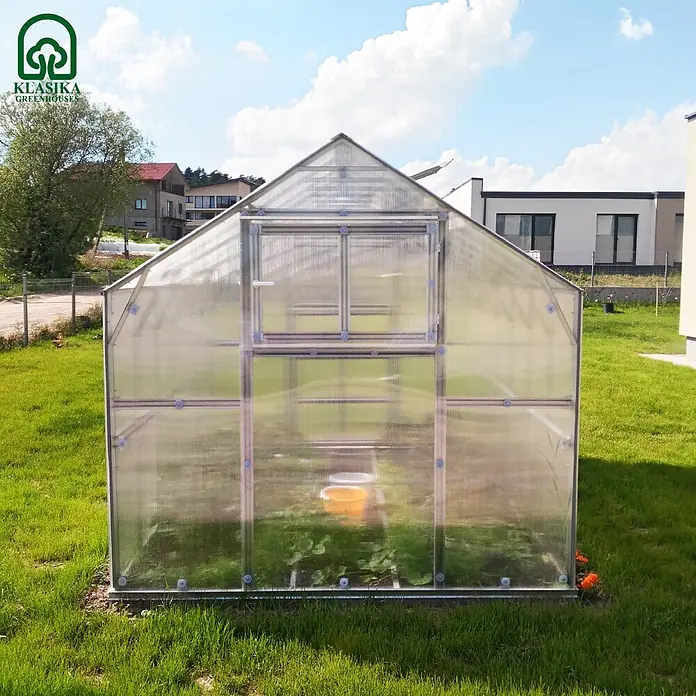Klasika Greenhouses Gewächshaus House Klasika - Außenmaß inkl. Dachüberstand (B x T): 235 x 212 cm, Material Seitenwand: Kunststoff, 6 mm, Silbergrau - Transparentes Gewächshaus mit Metallrahmen im Rasengarten, Pflanzen sind innen sichtbar.