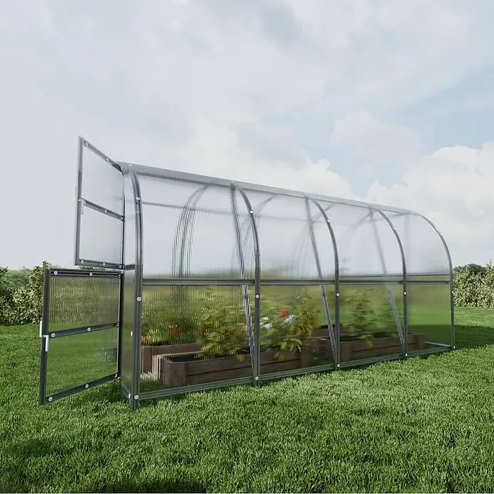 Klasika Greenhouses Gewächshaus Baltic Lt Klasika - Außenmaß inkl. Dachüberstand (B x T): 300 x 400 cm, Material Seitenwand: Kunststoff, 4 mm, Silbergrau - Ein Polycarbonat-Gewächshaus mit offener Tür, das Pflanzen in Hochbeeten zeigt.