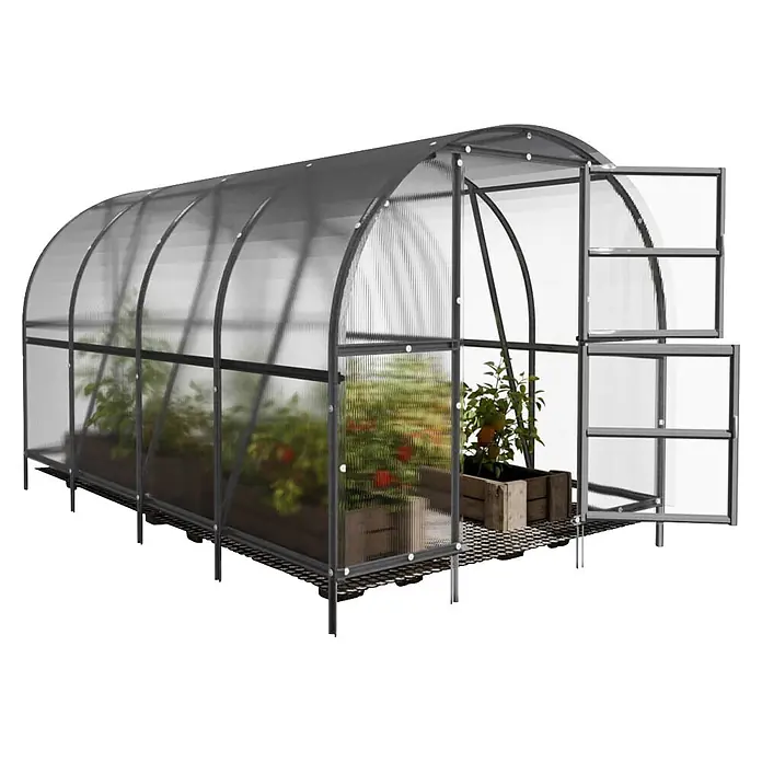 Klasika Greenhouses Gewächshaus Baltic Lt Klasika - Außenmaß inkl. Dachüberstand (B x T): 300 x 400 cm, Material Seitenwand: Kunststoff, 4 mm, Silbergrau - Gewölbtes Gewächshaus mit transparenten Paneelen und dunklem Rahmen, Pflanzen in Holzkisten, offene Vordertür.