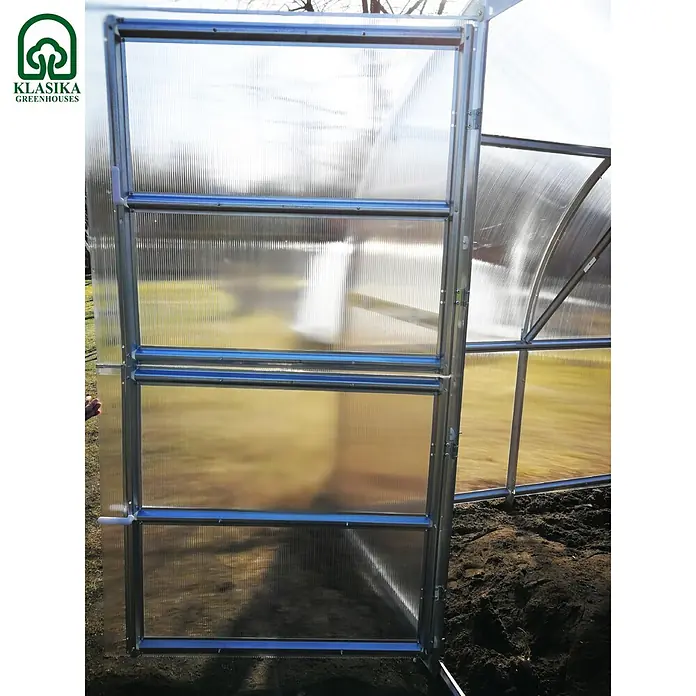 Klasika Greenhouses Gewächshaus Baltic Lt Klasika - Außenmaß inkl. Dachüberstand (B x T): 300 x 400 cm, Material Seitenwand: Kunststoff, 4 mm, Silbergrau - Offene Gewächshaustür mit transparenten Wellpolycarbonatplatten und silbernem Metallrahmen, in Erde.