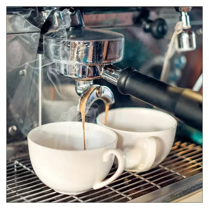 ProArt Glasbild - Café III, B x H: 20 x 20 cm - Zwei Tassen werden mit frisch gebrühtem Espresso aus einer professionellen Espressomaschine gefüllt, Dampf steigt auf.