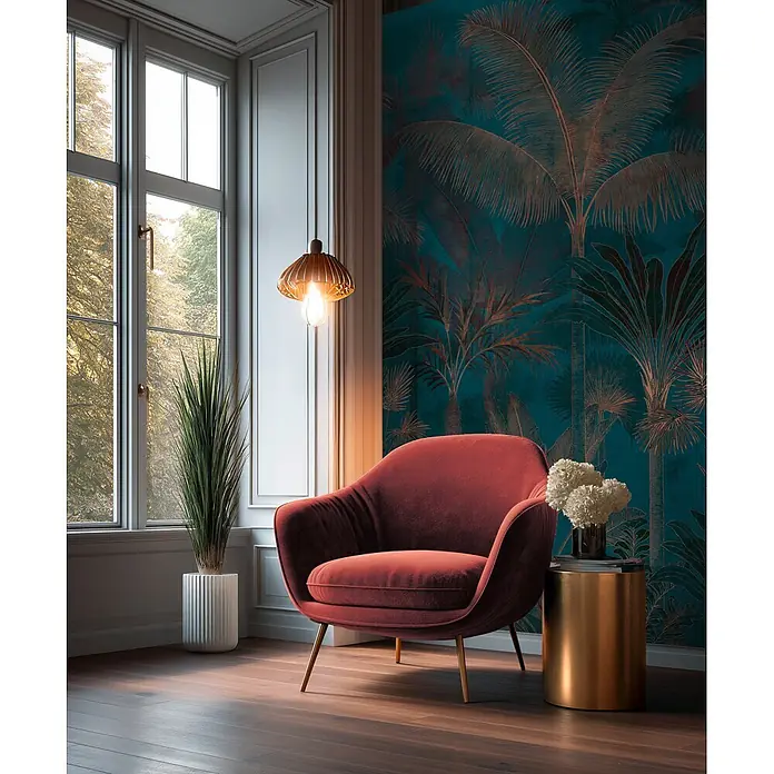 A.S. Création Cuba 2 Fototapete Palme I - B x H: 1,59 x 2,8 m, Vlies, Blau-Braun - Eleganter roter Samtsessel mit goldenen Beinen, der stilvollen Komfort im Wohnzimmer bietet.