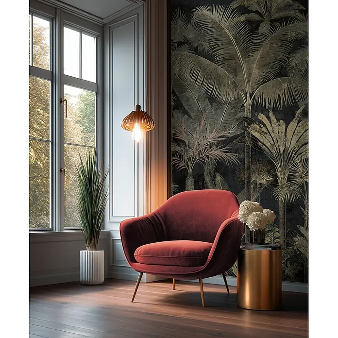 A.S. Création Cuba 2 Fototapete Palme I - B x H: 1,59 x 2,8 m, Vlies, Schwarz-Grün - Roter Samtsessel mit goldenen Beinen, bietet bequemen Sitzkomfort in einem stilvollen Raum.