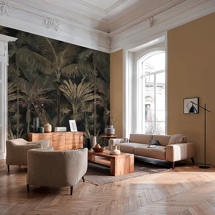 A.S. Création Cuba 2 Fototapete Palme I - B x H: 1,59 x 2,8 m, Vlies, Schwarz-Grün - Modernes Wohnzimmer mit beigem Sofa, zwei passenden Sesseln und Couch- sowie Beistelltischen aus Naturholz auf Fischgrätparkett.