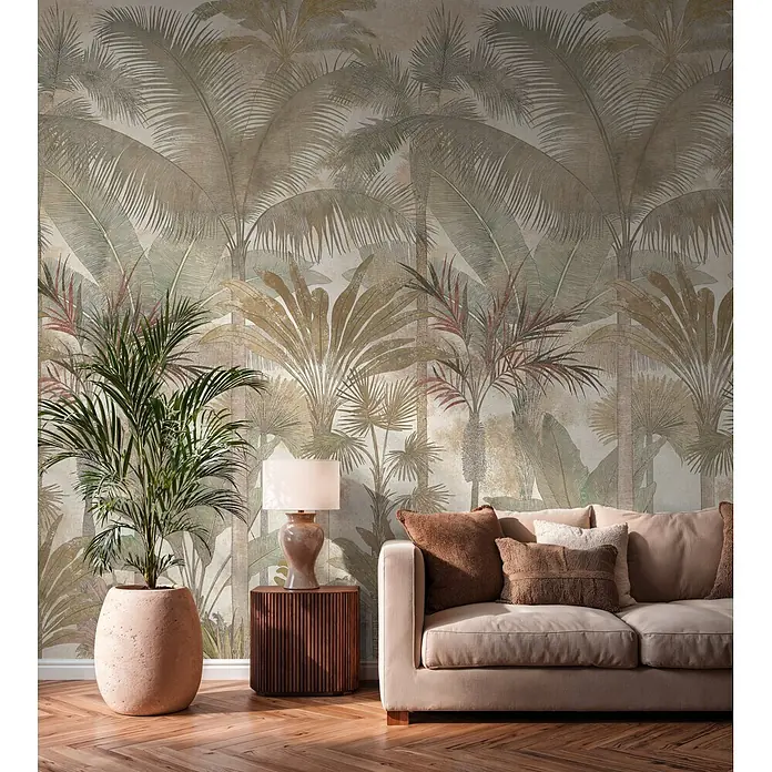 A.S. Création Cuba 2 Fototapete Palme I - B x H: 1,59 x 2,8 m, Vlies, Beige-Creme - Gemütliches Wohnzimmer mit beigem Sofa, Holztisch, großer Topfpflanze und tropischer Palmentapete auf Fischgrätparkett.